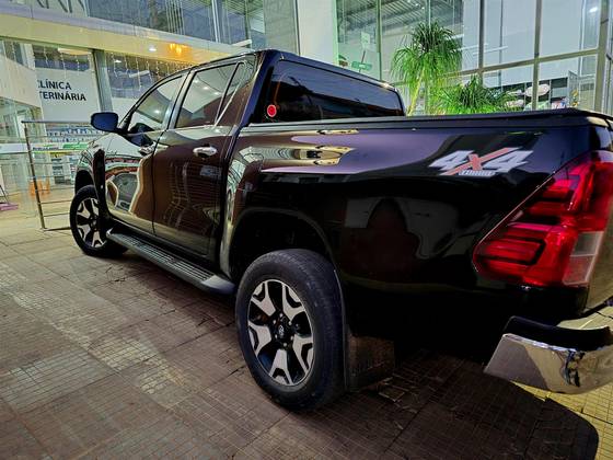 TOYOTA HILUX 2.8 SRX 4X4 CD 16V DIESEL 4P AUTOMÁTICO TOYOTA HILUX 2.8 SRX 4X4 CD 16V DIESEL 4P AUTOMÁTICO